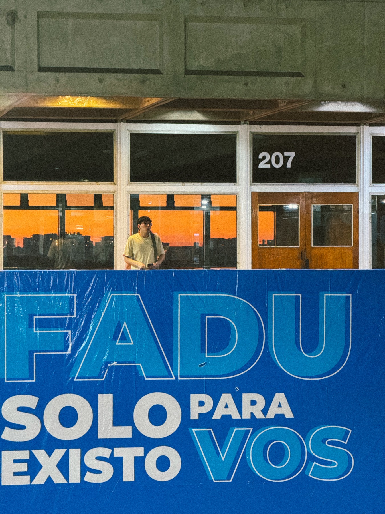 Fotografía nocturna en FADU con cartel azul