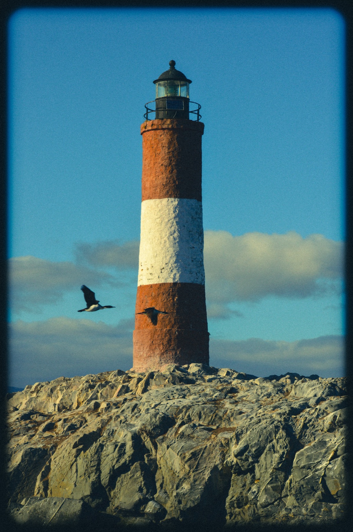 Fotografía de un faro sobre rocas