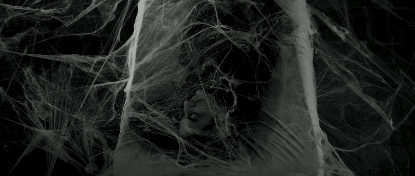 Elira - Fotograma 09
